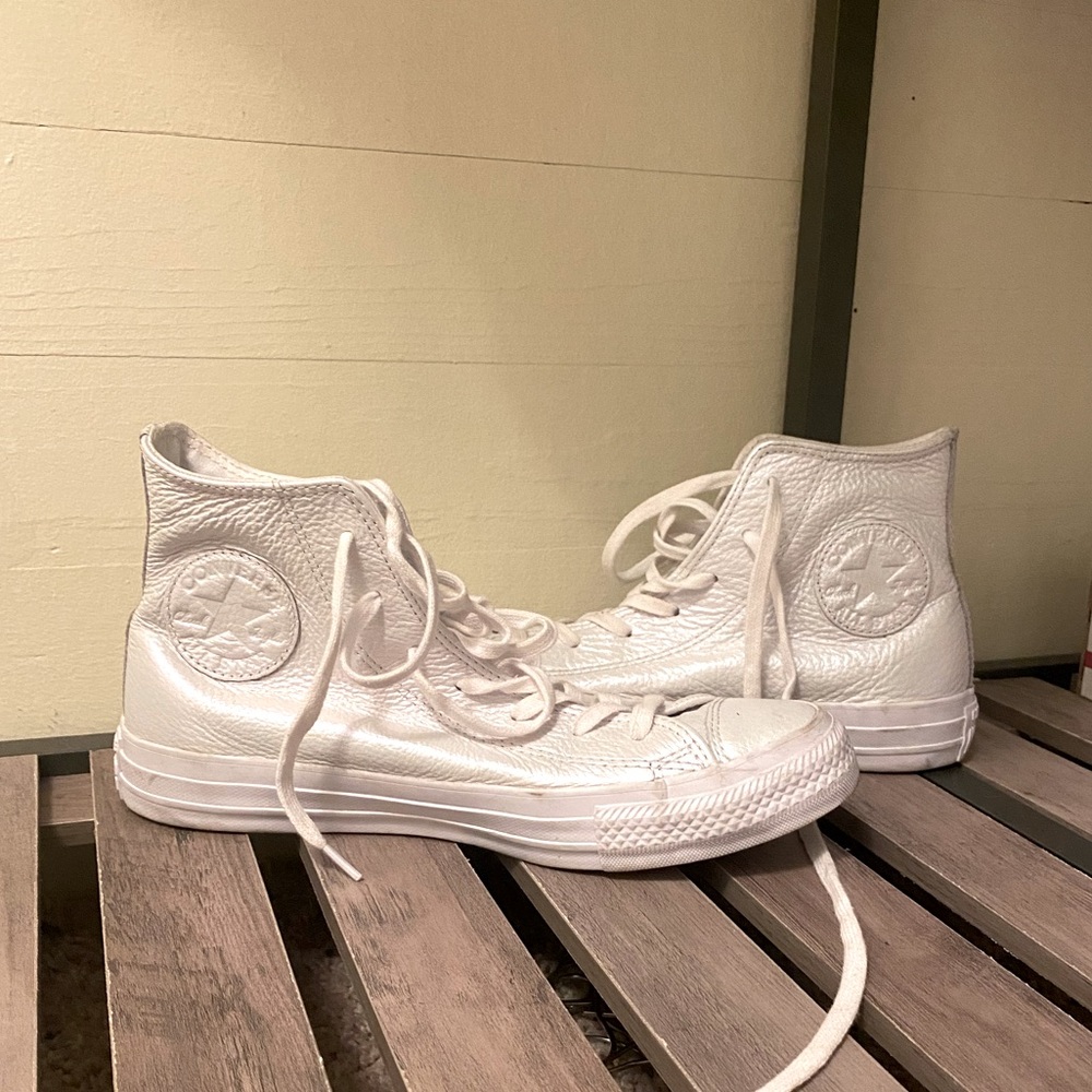 Size 7 leather high top converse
